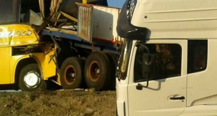 مصدومیت 16 نفر بر اثر برخورد اتوبوس و تریلی در اسلام‌آبادغرب