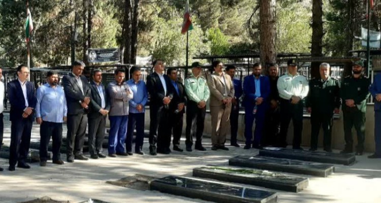 غبارروبی و عطرافشانی مزار شهدای اسلام‌آبادغرب+تصاویر