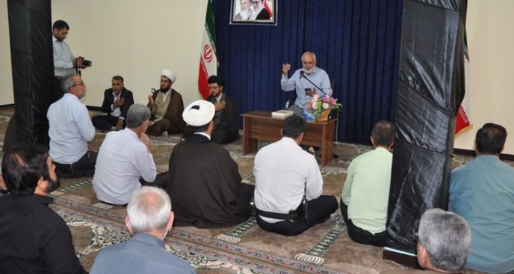 نوحه‌خوانی پیرغلامان امام حسین(ع) به مناسبت فرارسیدن ماه محرم در اسلام‌آبادغرب