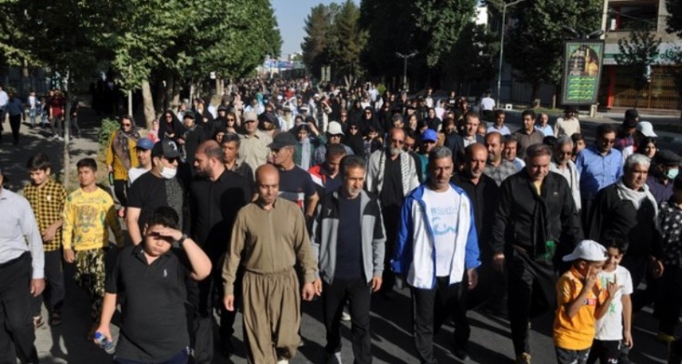 همایش پیاده‌روی خانوادگی در اسلام‌آبادغرب برگزار شد+تصاویر