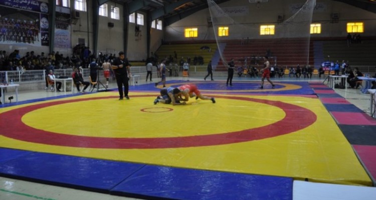 مسابقات کشتی آزاد در اسلام‌آبادغرب درحال برگزاری است