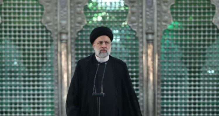 رئیس‌جمهور کشورمان گفت: امام خمینی(ره) زنده است چون انقلاب اسلامی و آموخته‌های ایشان مانند اخلاص، زنده است.