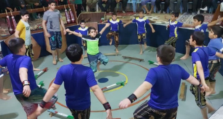 نواختن آیین ضرب و زنگ زورخانه ای در اسلام آباد غرب