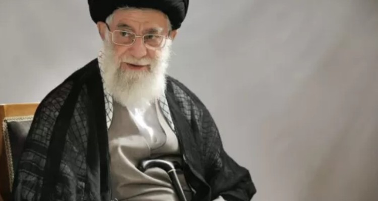 رهبر معظم انقلاب اسلامی به‌مناسبت سال نو و عید سعید فطر با درخواست رئیس قوه قضائیه برای عفو، تخفیف و تبدیل مجازات بیش از دوهزار نفر از محکومان محاکم موافقت کردند.