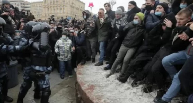 نقض حقوق شهروندان غربی با محدودکردن آزادی تجمع