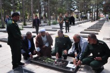 غبار روبی و عطر افشانی مزار شهدای اسلام آبادغرب بمناسبت ۱۷اردیبهشت و سالروز تشکیل بسیج سازندگی