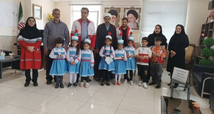 دیدار غنچه های هلال شهرستان اسلام آبادغرب با رئیس و کارکنان هلال احمر این شهرستان به مناسبت روزجهانی صلیب‌سرخ و هفته هلال احمر