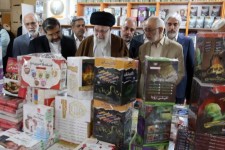 رهبر انقلاب از نمایشگاه کتاب بازدید کردند.