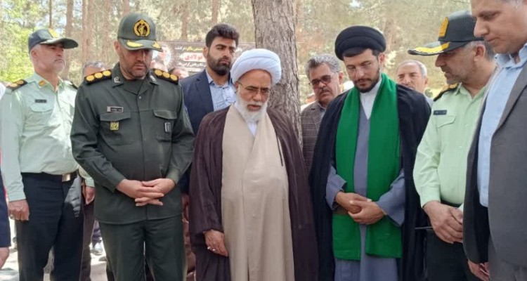 غبار روبی و عطر افشانی مزار شهدای اسلام‌آبادغرب