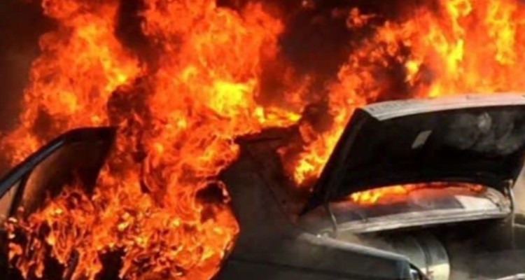 خودروی سواری پژو ۴۰۵ حاوی گالن های سوخت قاچاق طعمه حریق و سپس منفجر شد.