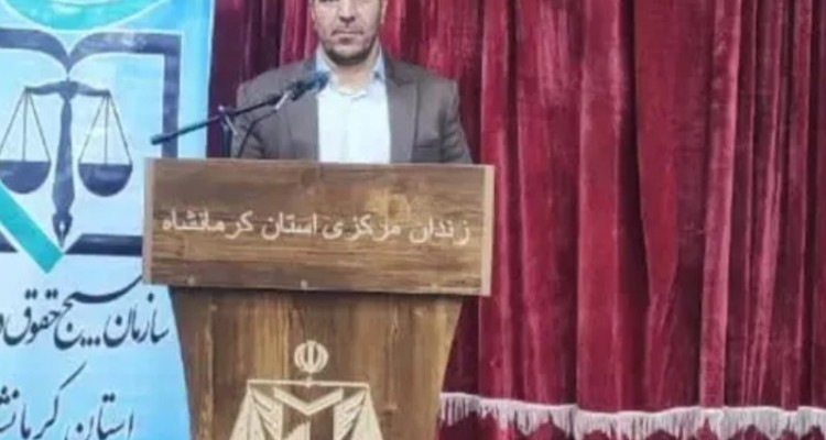 توزیع کتب حقوقی توسط بسیج حقوقدانان کرمانشاه