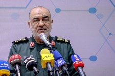 حاج قاسم را زنده‌تر در میان خود می‌بینیم