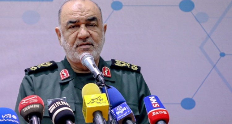 حاج قاسم را زنده‌تر در میان خود می‌بینیم