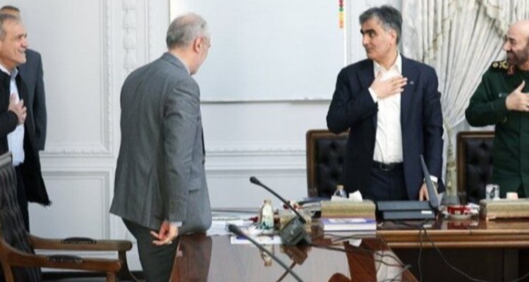 حضور پزشکیان در جلسه پیگیری احداث نیروگاه‌های برق خورشیدی