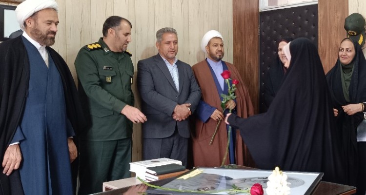 دیدار معاونت پرورشی اداره آموزش و پرورش  و مدیر مدرسه شاهد مطهره با فرمانده سپاه شهرستان اسلام‌آبادغرب به مناسبت ولادت حضرت امام حسین(ع)و روز پاسدار