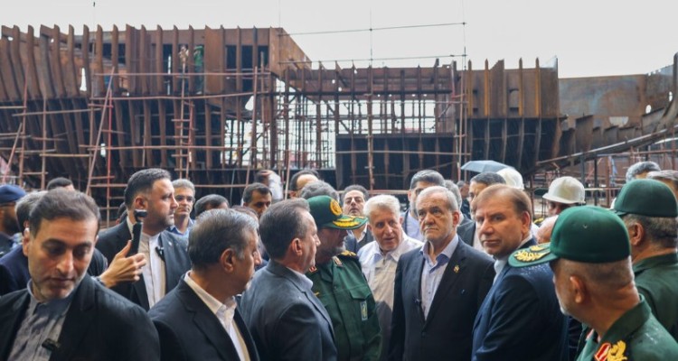 بازدید پزشکیان از صنایع کشتی‌سازی شهید محلاتی بوشهر
