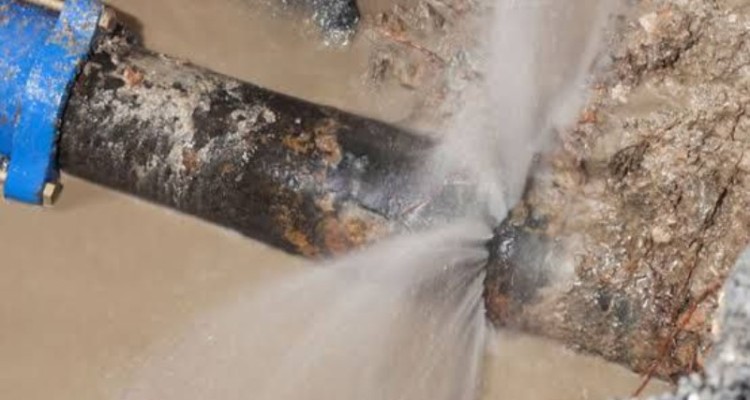 شکستگی لوله‌ها نتیجه تردد ماشین‌آلات سنگین در مناطق پرتراکم است