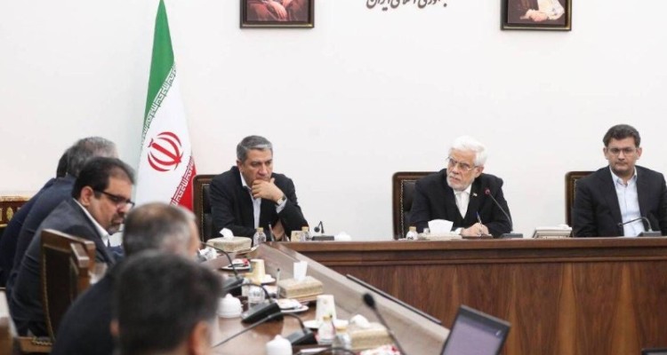 عارف: با توسعه تجارت انرژی، ایران به مرکز مبادلات منطقه‌ای تبدیل خواهد شد