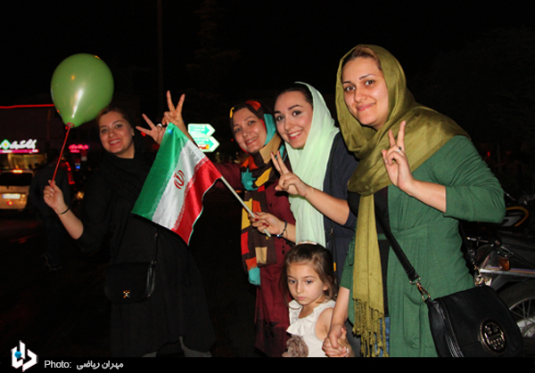 گزارش تصویری/شادی مردم پس از پایان مذاکرات هسته‌ای