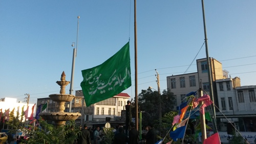 تصاویر/بر افراشته شدن پرچم ثامن الجج (ع) در میدان امام رضا اسلام آبادغرب