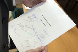 امضای اعضای تیم مذاکره کننده هسته ای جمهوری اسلامی ایران پای برجام! +عکس