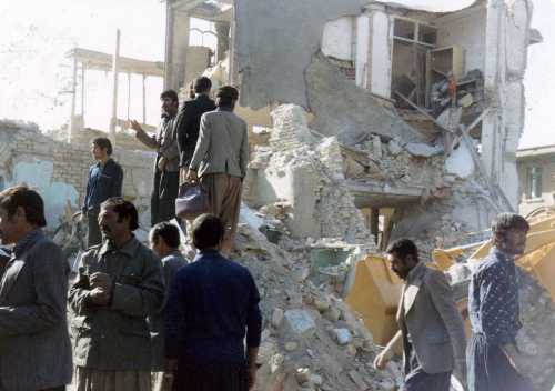 تصاویر دیده نشده از بمباران شهرستان اسلام آبادغرب در طول8سال دفاع مقدس 