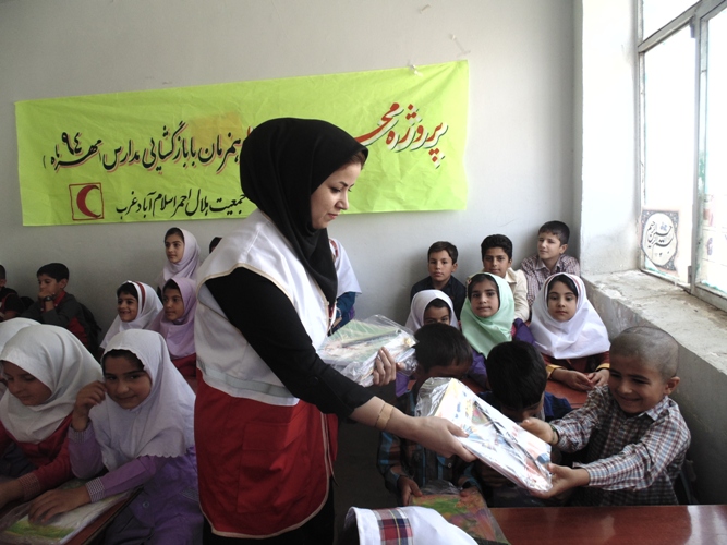 توزیع بسته های آموزشی و بهداشتی در مناطق محروم توسط هلال احمر اسلام آباد غرب توزیع بسته های آموزشی و بهداشتی در مناطق محروم توسط هلال احمر اسلام آباد غرب