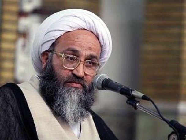 مسئولین مواظب باشند زمینه ساز وابستگی کشور به غرب نباشند/اقتصاد مقاومتی تنها راه برون رفت از تنگناهای اقتصادی است