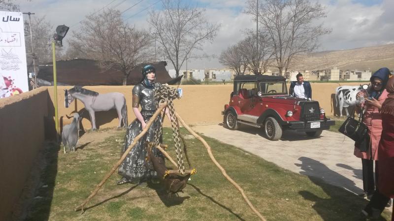 استقبال گردشگران از "تونل نور" و "خانه سنتی" در اسلام آباد غرب استقبال گردشگران از "تونل نور" و "خانه سنتی" در اسلام آباد غرب