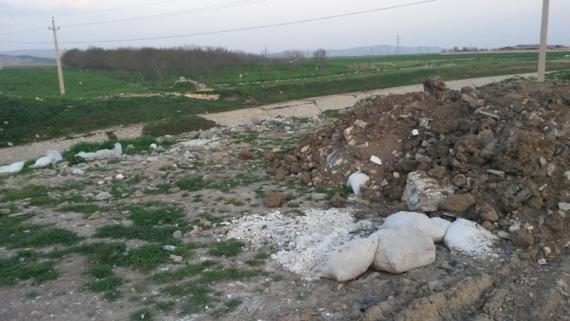 کمربندی اسلام آباد غرب در محاصره نخاله های ساختمانی/بوی گند بی خیالی مسئولین از کمربندی درآمد!