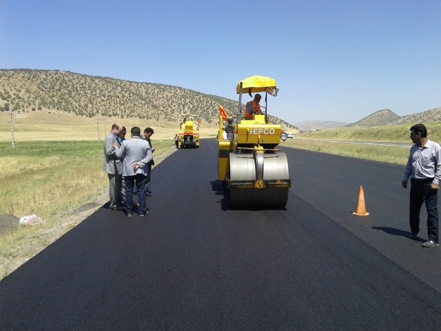  3 پروژه مهم راه سازی در شهرستان اسلام آبادغرب در حال انجام است