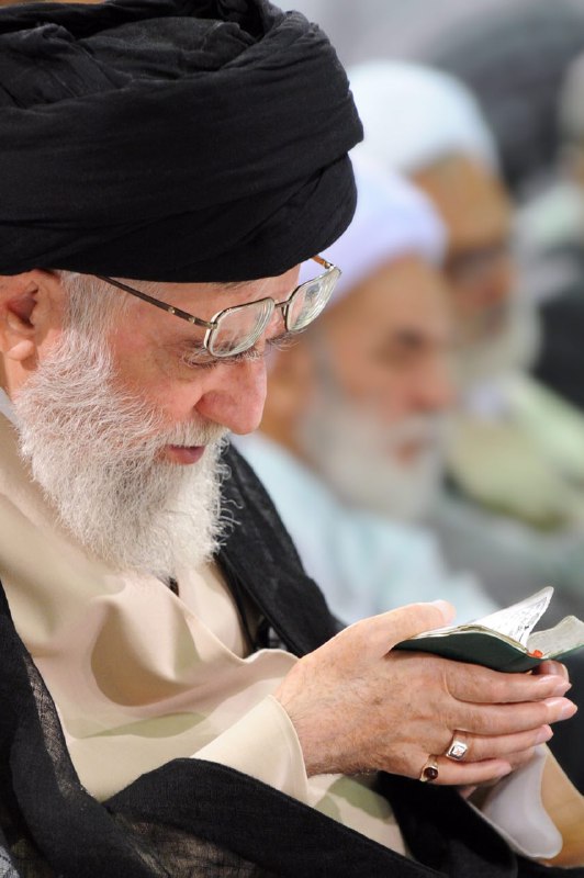 تصوير كمتر ديده شده رهبر انقلاب در هنگام قرآن‌ خواندن