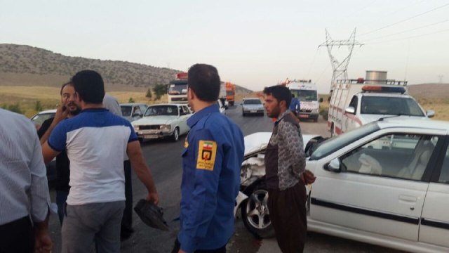 تصادف زنجیره ای جاده اسلام آبادغرب 15زخمی بر جای گذاشت+عکس