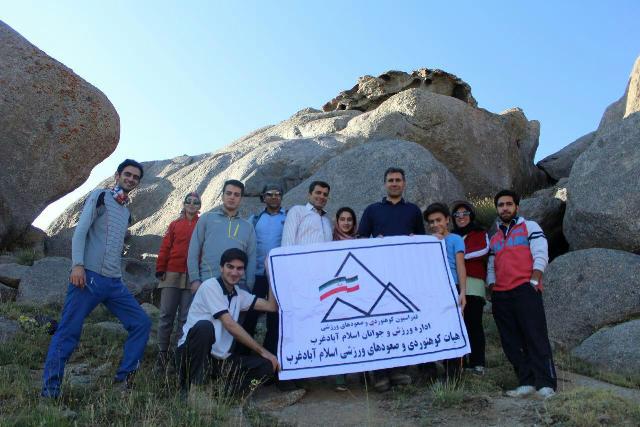 صعود کوهنوردان اسلام آبادی به قله الوند بنام امام رضا (ع) +عکس