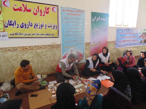 کاروان سلامت جمعیت هلال احمر اسلام آباد غرب در هفته دولت به روستای مومنایی رسید