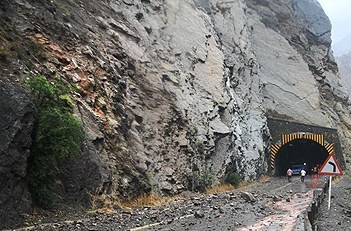 ریزش کوه در محدوده تونل اسلام آبادغرب- ایلام/ ترافیک روان و جاده باز است ریزش کوه در محدوده تونل اسلام آبادغرب- ایلام/ ترافیک روان و جاده باز است