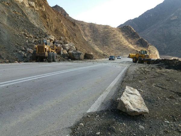 پاکسازی جاده اسلام آبادغرب به ایلام در مسیر ریزش کوه+عکس