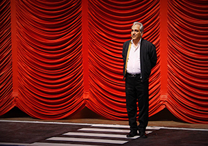 کنایههای مهران مدیری به وعدههای انتخاباتی مسئولین + فیلم کنایههای مهران مدیری به وعدههای انتخاباتی مسئولین + فیلم