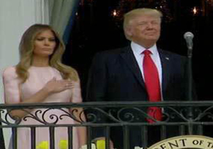 وقتی رئیس‌جمهور آمریکا احترام به سرود ملی را فراموش می‌کند! + فیلم 