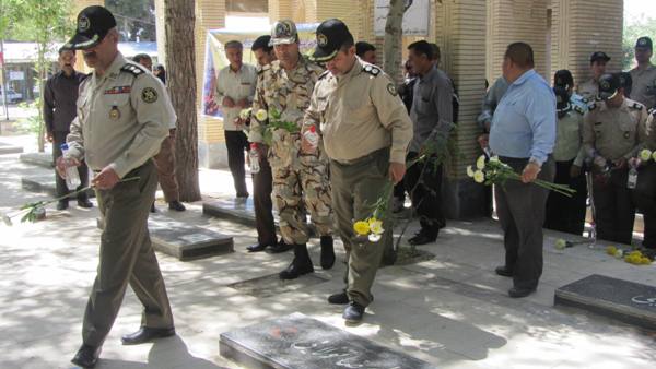 عطر افشانی و غبار روبی مزار شهدای اسلام آبادغرب+عکس عطر افشانی و غبار روبی مزار شهدای اسلام آبادغرب+عکس