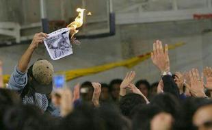 "توهین های خوب!" اصلاح طلبها به منتخب مردم/ از فحش حرامزاده صانعی تا آتش زدن عکس احمدی نژاد در دانشگاه +عکس
