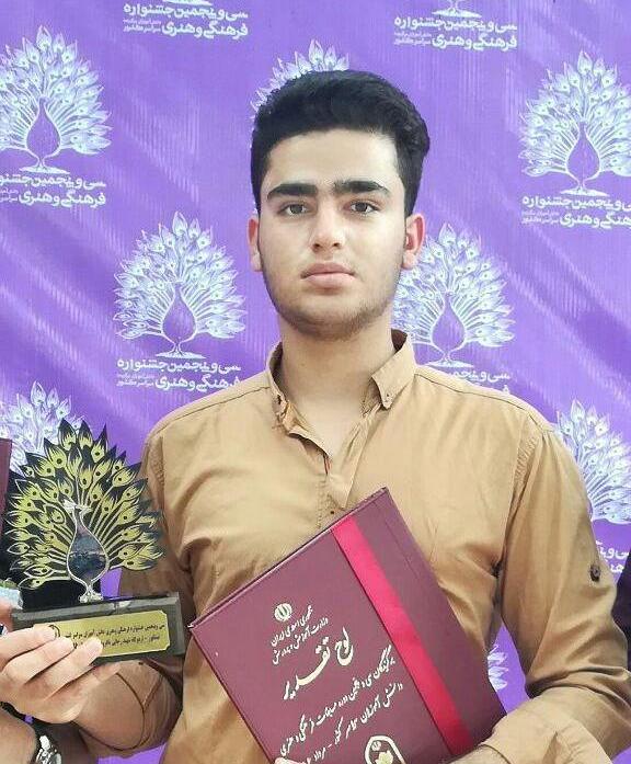 دانش آموز خوش نویس اسلام آبادی رتبه سوم کشوری را بدست آورد دانش آموز خوش نویس اسلام آبادی رتبه سوم کشوری را بدست آورد