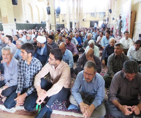 حضور  کارکنان دولت و کارمندان اسلام آبادغرب در نماز جمعه 