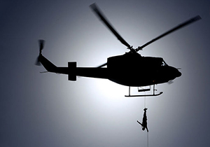  لحظه سقوط یک سرباز از روی بالگرد + فیلم