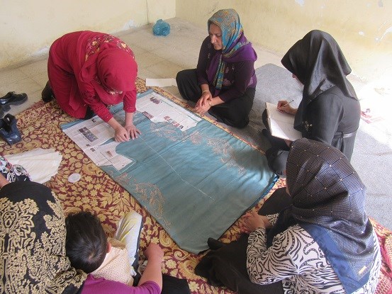 برگزاری کلاس خیاطی و جعبه سازی توسط گروه جهادی خواهران در یک روستای محروم اسلام آبادغرب+تصاویر