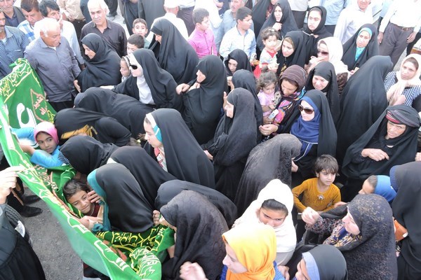 استقبال  مردم اسلام آبادغرب از پرچم متبرک آستان حرم حضرت علی(ع)