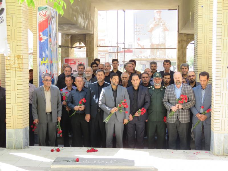 غبار روبی مزار شهدا به مناسبت هفته دفاع مقدس در اسلام آبادغرب غبار روبی مزار شهدا به مناسبت هفته دفاع مقدس در اسلام آبادغرب