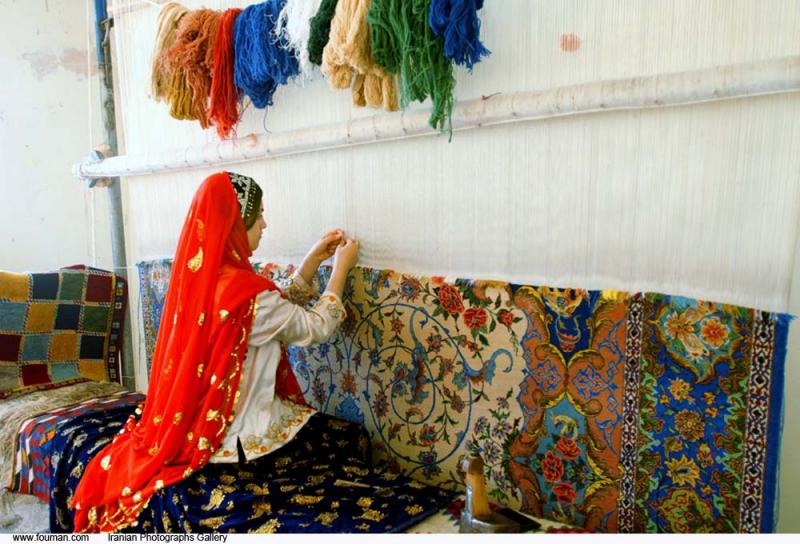 قالی ایرانی در آستانه فرورفتن در گرداب نابودی/مسوولان به فکر نجات فرش دستباف باشند 