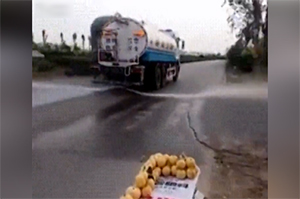 قایق‌سواری در خیابان‌های بندرانزلی پس از بارش شدید باران + فیلم 