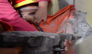 عملیات نفس گیر بیرون کشیدن سر دختر بچه ای از بین دو دیوار+فیلم 